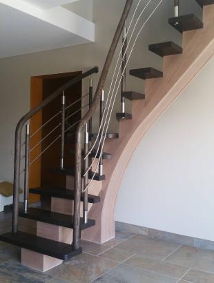 mediniai uosiniai laiptai su nerudijancio plieno strypeliais