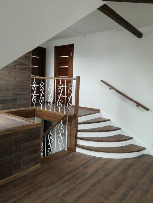 mediniai uosiniai laiptai su kalviskais strypeliais